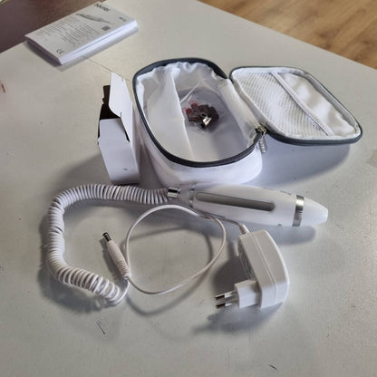 302857 - BEURER Set Manikyr/Pedikyr MP 62, limë elektrike për thonj, 10 aksesorë, dritë LED, kontroll shpejtësie, çantë ruajtjeje, e bardhë