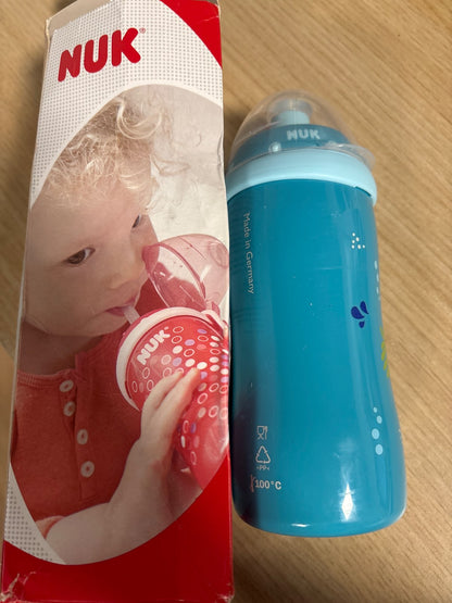 290315 - NUK Shishe uji për fëmijë Junior Cup, 300 ml, Pa BPA, 18+ muaj, Peshk (blu)
