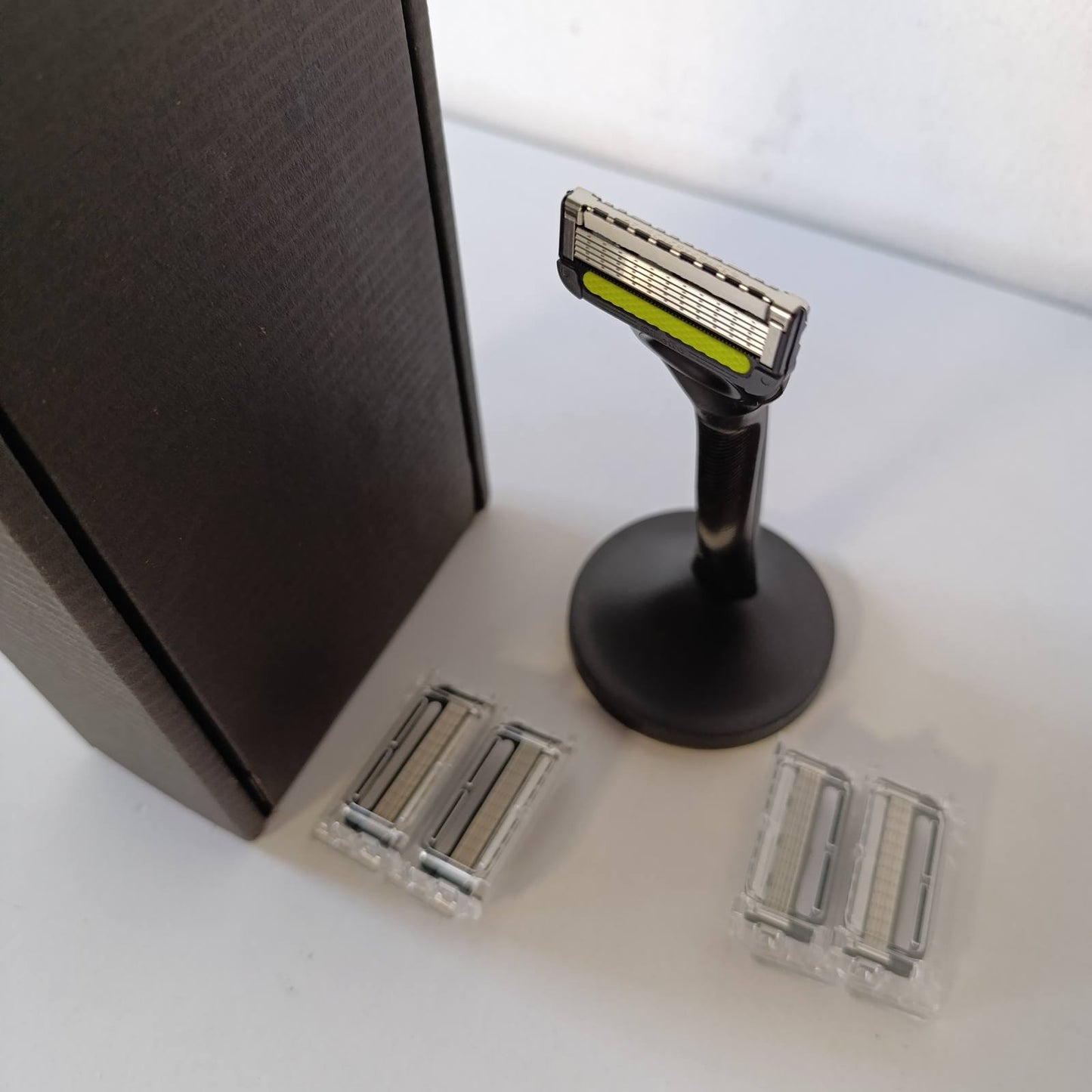 320965 - GILLETTE Brisku i drejtë UEFA Champions League Edition Special, Gillette Labs me shufër eksfoliuese, 1 dorezë + 8 tehe mbushëse, përfshin bazë magnetike premium