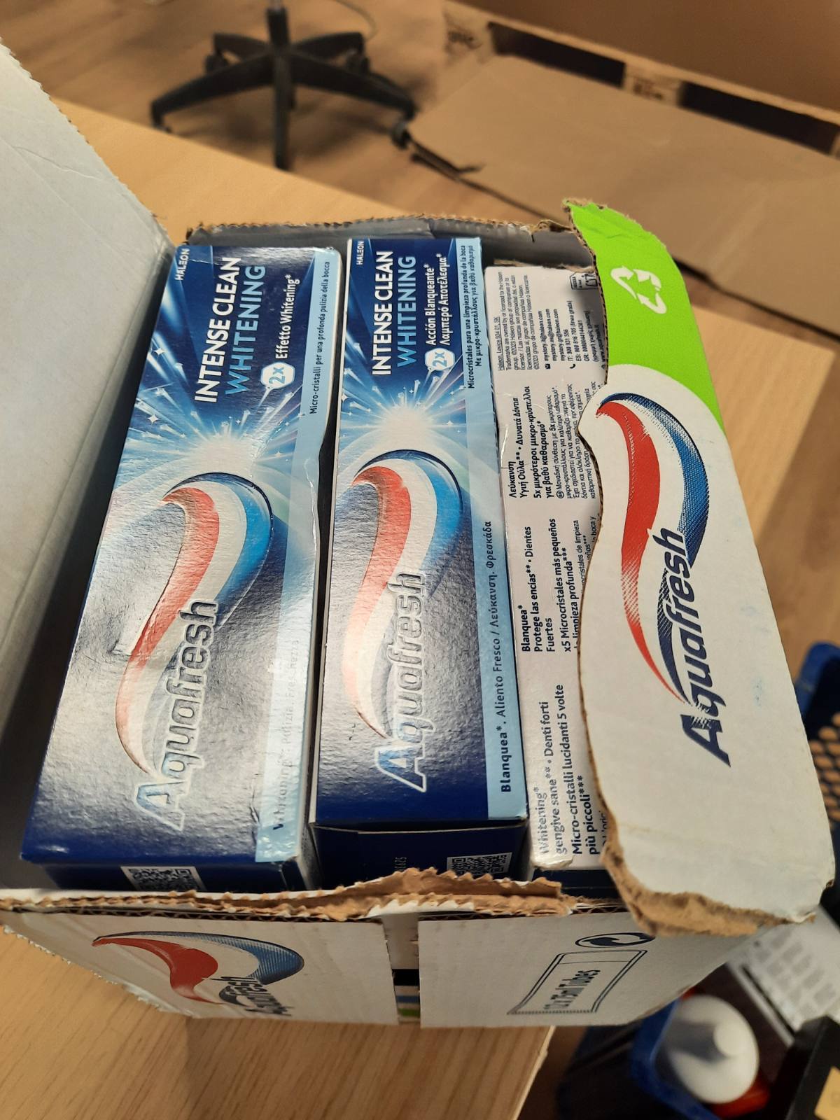 303349 - AQUAFRESH - Dentifricio Sbiancante Intense Clean Whitening, 12 x 75 ml