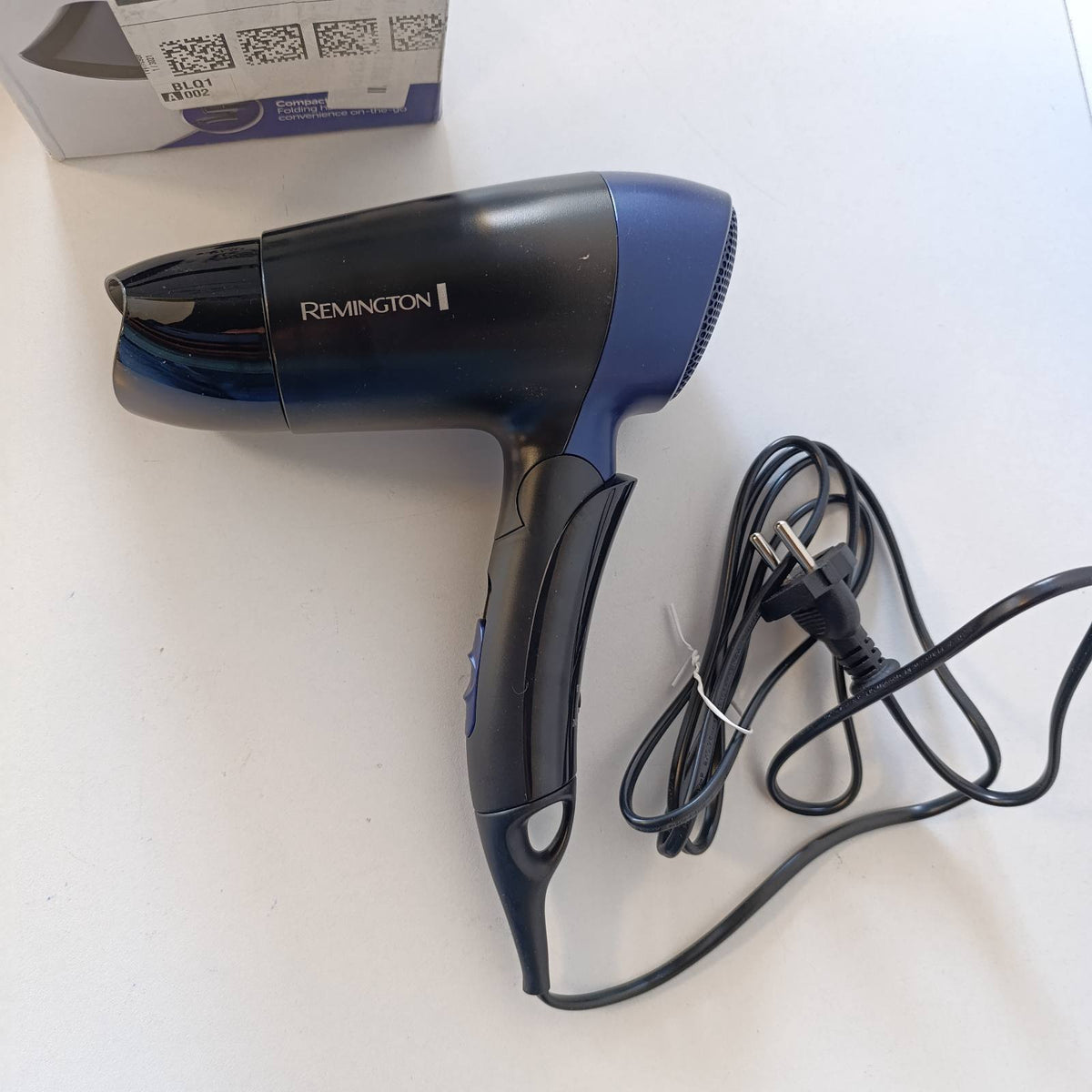 302266 - REMINGTON THARËSE FLOKËSH E PALOSSHME [ULTRA KOMPAKTE E LEHTË] PËR NË LËVIZJE (E FUQISHME 1400W, 2 CILËSIME NXEHTËSIE, RREGULLIM UNIVERSAL I TENSIONIT, PËRQENDRUES) THARËSE FLOKËSH PËR UDHËTIM D2400