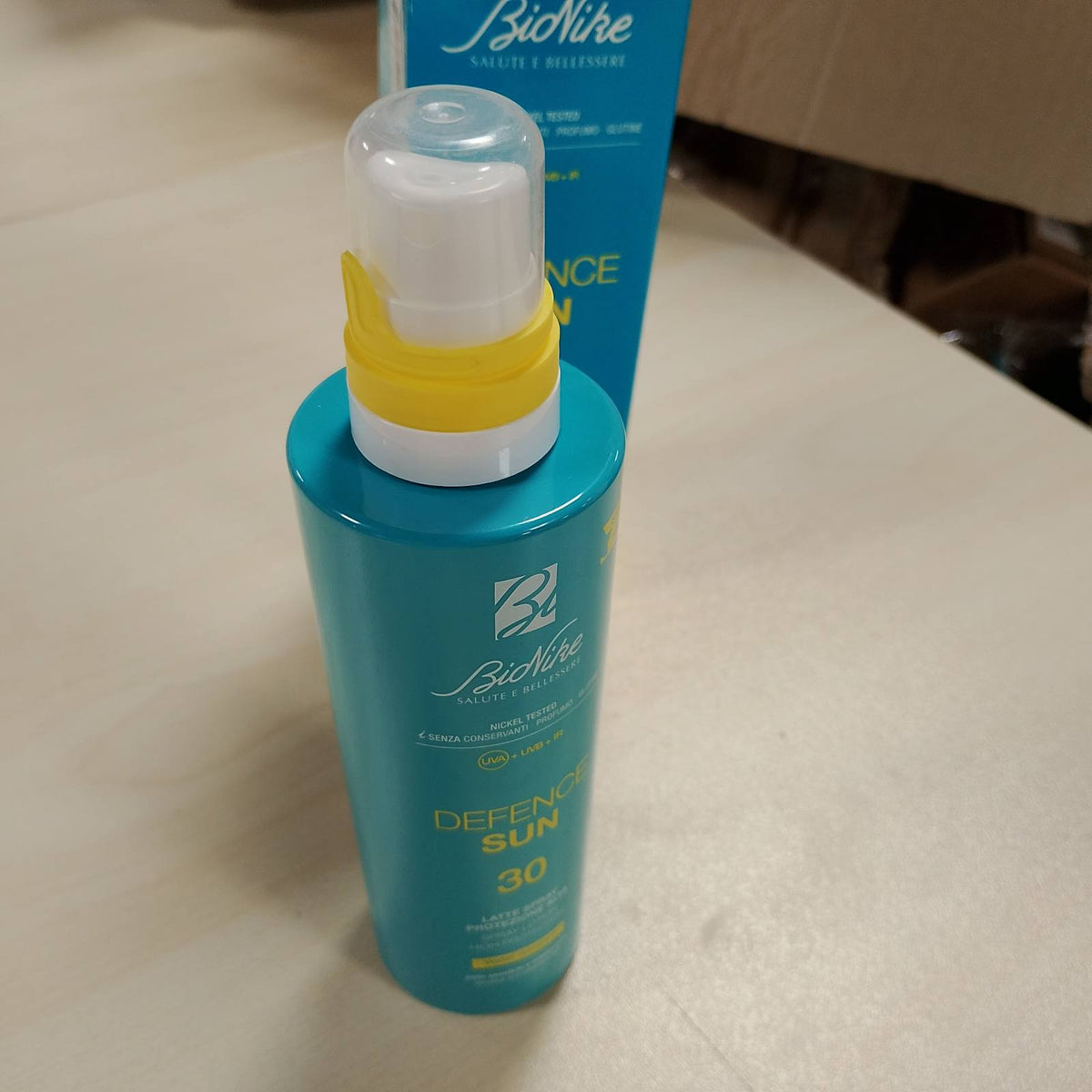 303339 - BIONIKE Defence Sun Sprej me qumësht kundër diellit 200 ml, për lëkurë të ndjeshme, veprim mbrojtës, rezistent ndaj ujit