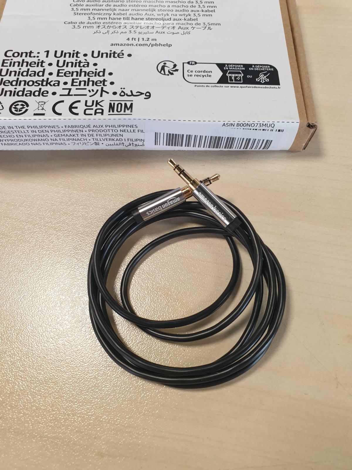 305631 - AMAZON BASICS Kabllo Ndihmëse Audio Stereo (3.5 mm Mashkull në 3.5 mm Mashkull, 1.2 m), e zezë