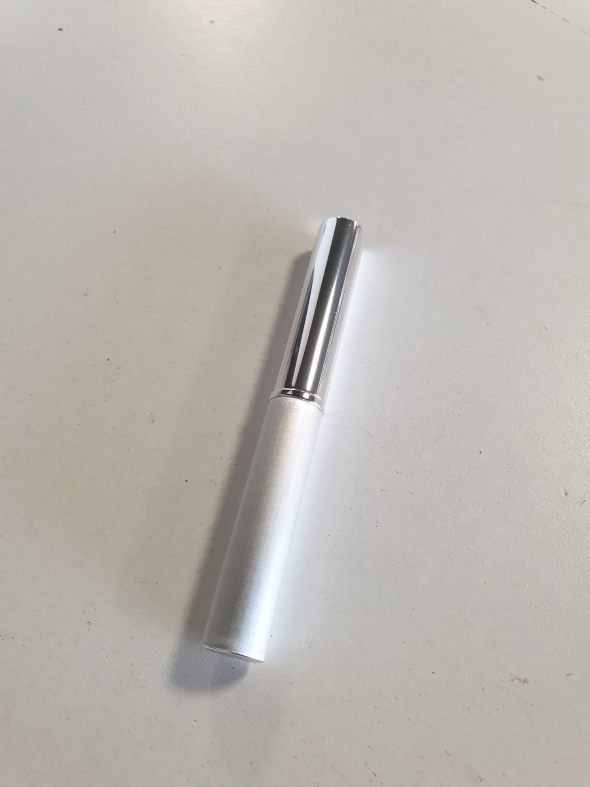 321501 - CLINIQUE Almost Lipstick Black Honey, tekstura e një balsami buzësh me nuancë, transparent dhe ultra i lehtë