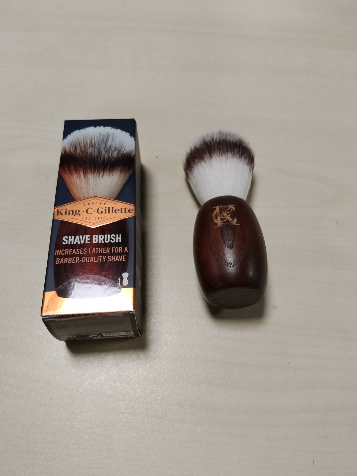 297352 - KING C. GILLETTE Furçë rroje, Kujdes për mjekrën, me fibra të buta dhe dorezë druri, Përvojë profesionale rroje