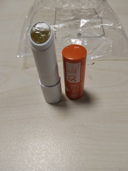 297691 - Rilastil Sun System Transparent Sun Stick SPF 30, 4ml, për Zona të Ndjeshme, Mbrojtje e Lartë, Rezistente ndaj Ujit