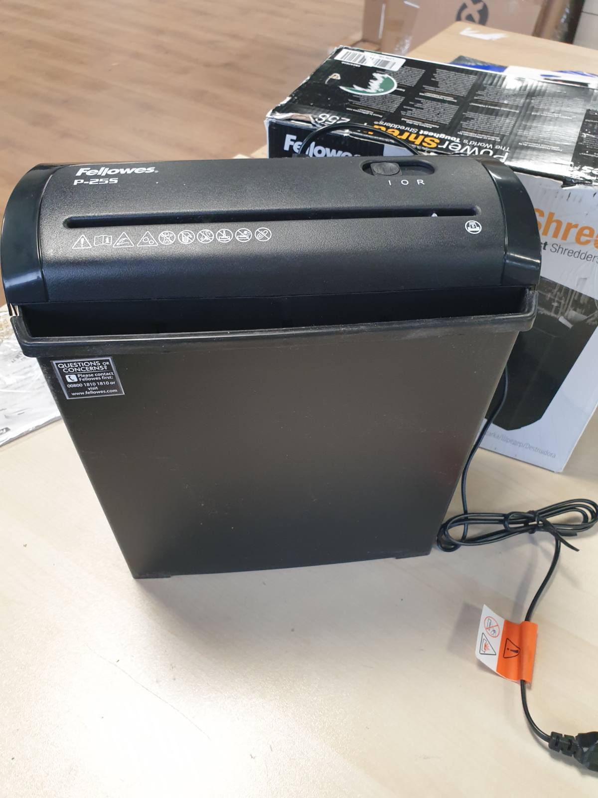 305309 - FELLOWES P-25S Grirëse letre, Prerje shiritash, Gris deri në 5 fletë, Kosh 11L, Niveli i sigurisë DIN-P1, e zezë