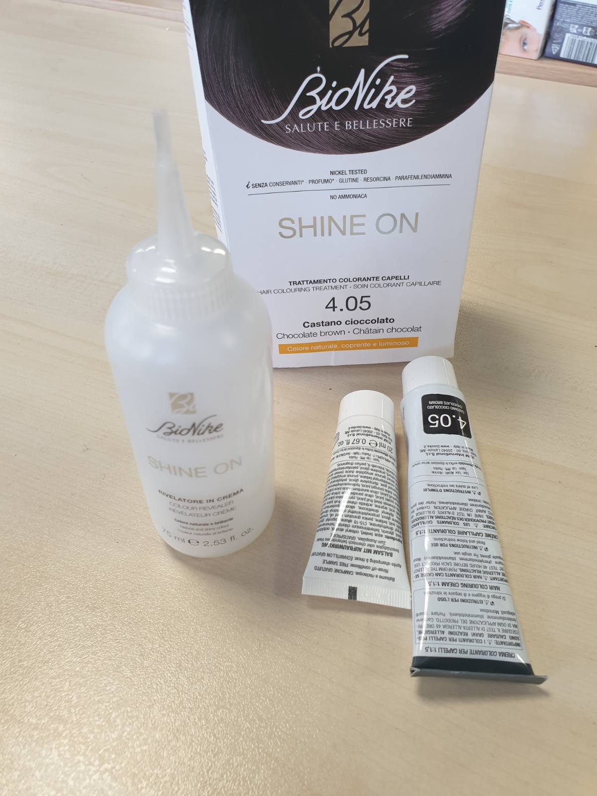 303624 - BIONIKE Shine On, Trajtim për Ngjyrosjen e Flokëve, Kit Ngjyrosës pa Amoniak, veprim ushqyes dhe mbrojtës, jep një ngjyrë natyrale dhe të shkëlqyer, mbulon flokët gri