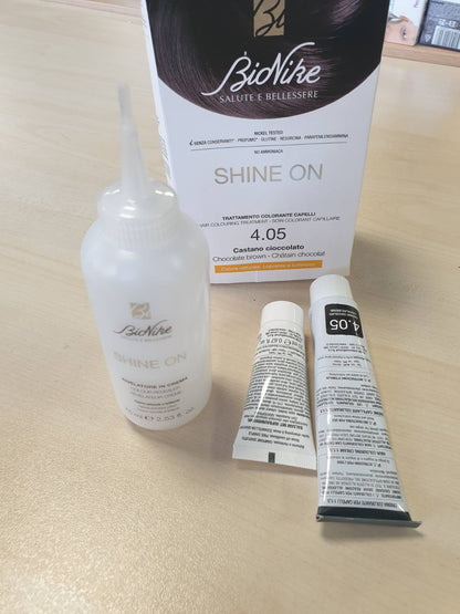 303624 - BIONIKE Shine On, Trajtim për Ngjyrosjen e Flokëve, Kit Ngjyrosës pa Amoniak, veprim ushqyes dhe mbrojtës, jep një ngjyrë natyrale dhe të shkëlqyer, mbulon flokët gri