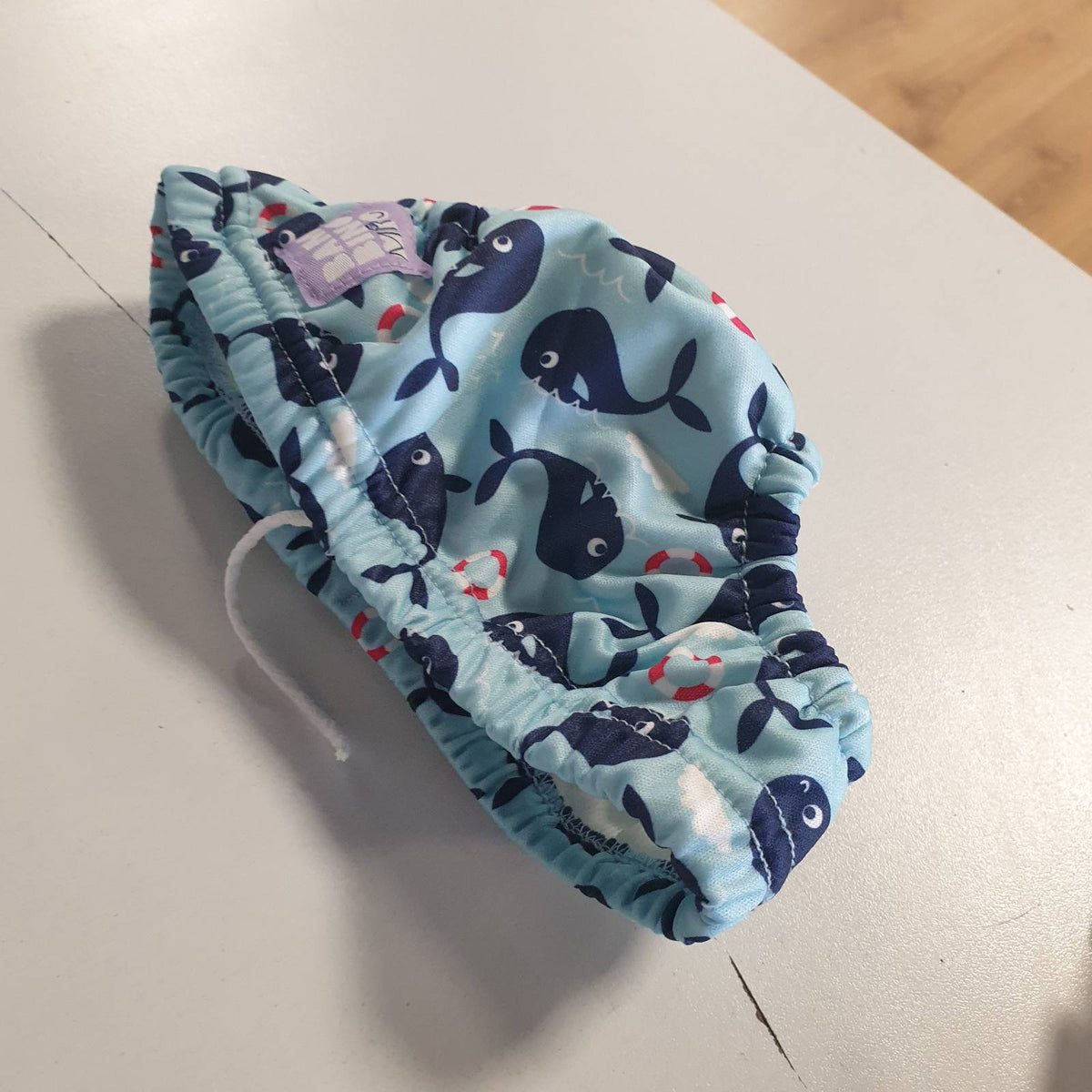306786 - BAMBINO MIO Rroba banje e papërshkueshme nga rrjedhjet, elegante dhe të lehta, Foleja e balenave, mesatare (6-12 muaj/7-9 kg)