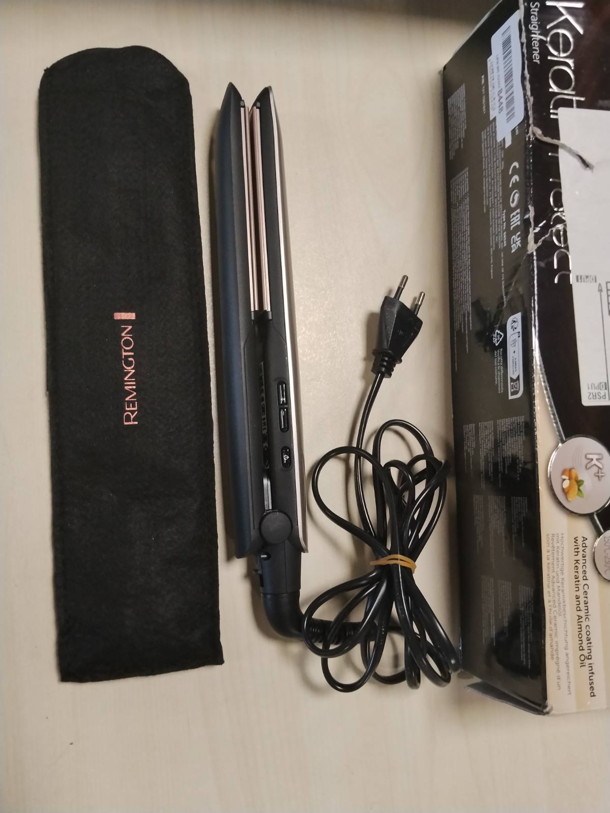 303000 - REMINGTON Pjastër flokësh S8540, Trajtim me keratinë dhe vaj bajamesh, Qeramikë, Ekran LCD, 10 Cilësime Temperaturën 150-230°C, Tension Universal, Qese