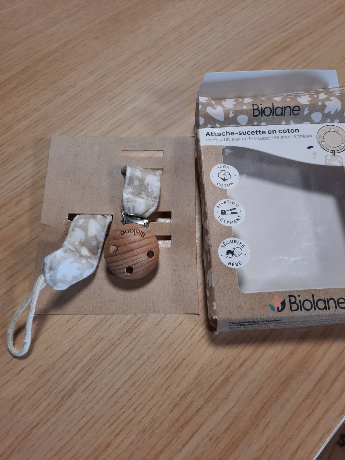 321847 - BIOLANE Kapëse biberoni për foshnje - Pëlhurë 100% pambuk - Bezhë - Lidhëse me kordon - Kapëse druri dhe metali - Siguri e dyfishtë dhe anti-rrëshqitje
