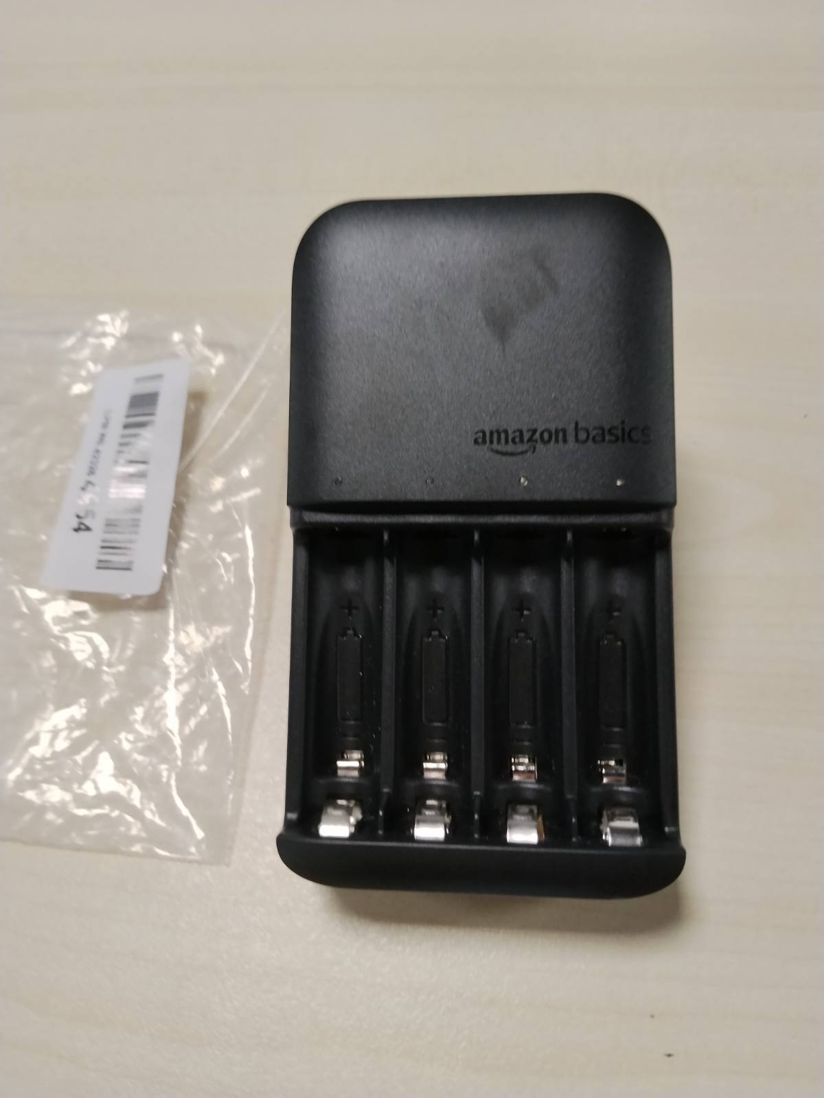 310155 - AMAZON BASICS Karikues baterie të rikarikueshme AA dhe AAA Ni-MH - Prizë EU, 4-Vendesh, i zi
