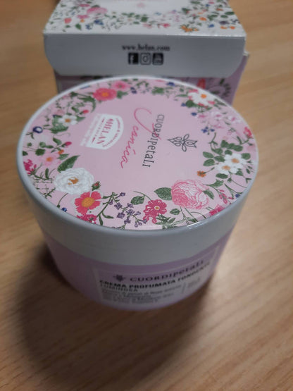 336305 - HELAN Cuor di Petali Krem Trupi me Aromë për Gra, 200 ml, me Vaj Bajamesh të Ëmbël dhe Vitaminë E, Hidratues dhe Ushqyes, Prodhuar në Itali