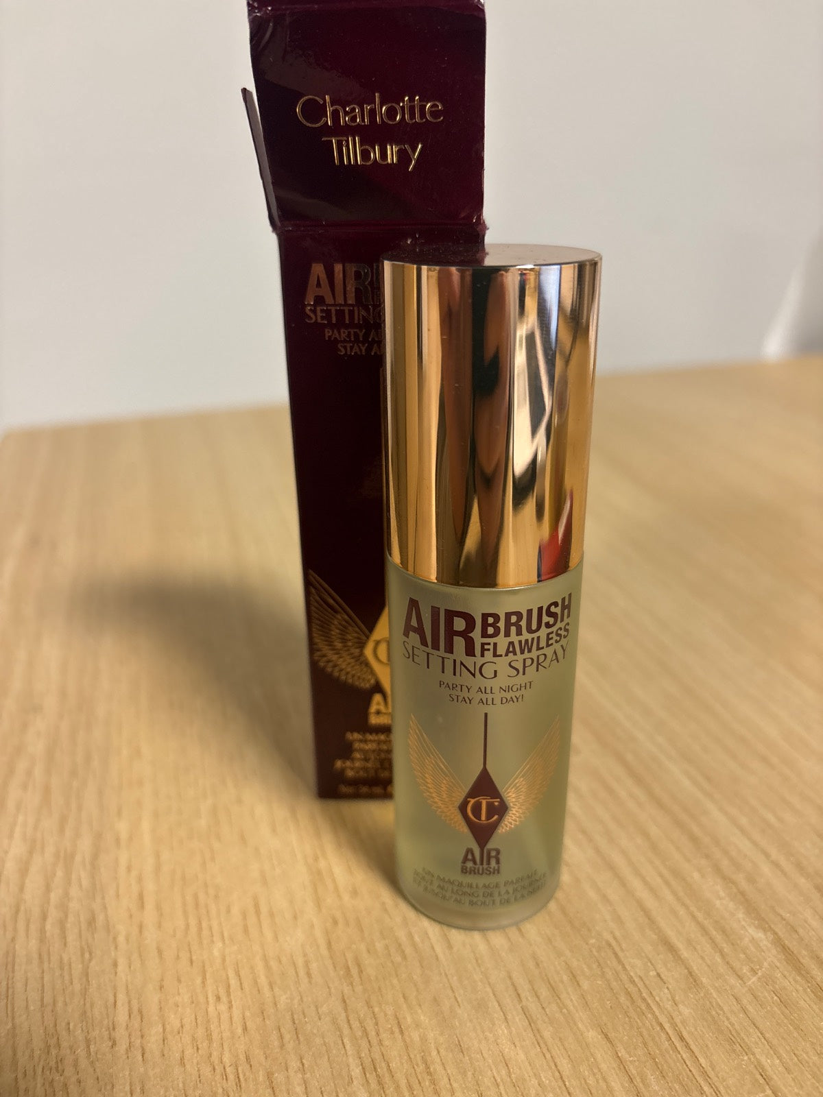 336009 - CHARLOTTE TILBURY Airbrush Flawless Sprej fiksues, 34ml, pa vaj, i papërshkueshëm nga uji, zgjat deri në 16 orë, me Aloe Vera