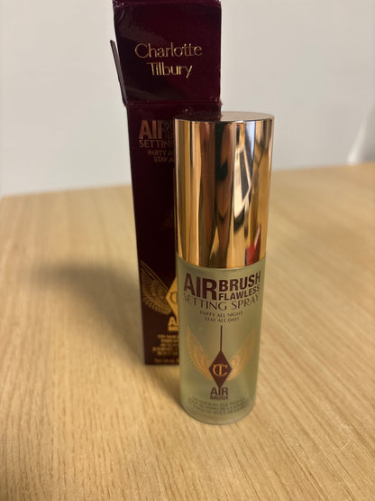 336009 - CHARLOTTE TILBURY Airbrush Flawless Sprej fiksues, 34ml, pa vaj, i papërshkueshëm nga uji, zgjat deri në 16 orë, me Aloe Vera