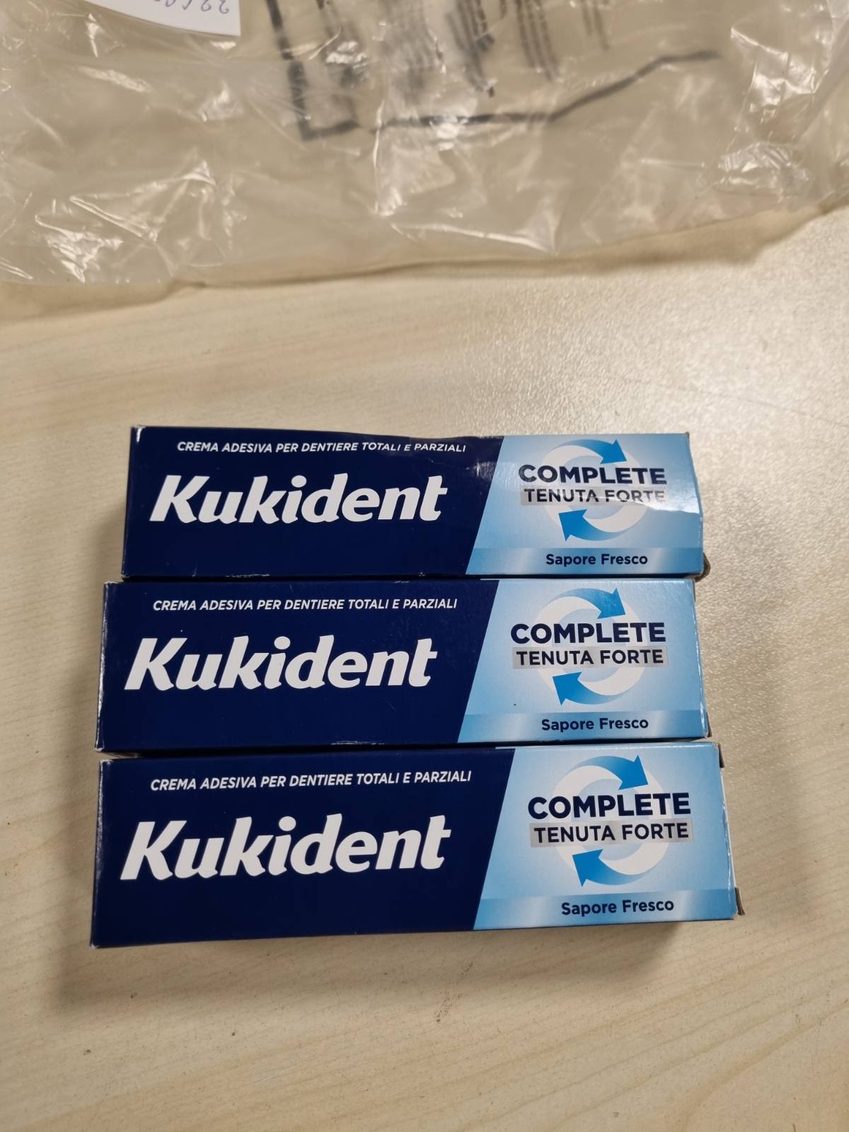 336226 - KUKIDENT Krem ngjitës për proteza të plota dhe të pjesshme, fiksim i fortë, 3 x 35g