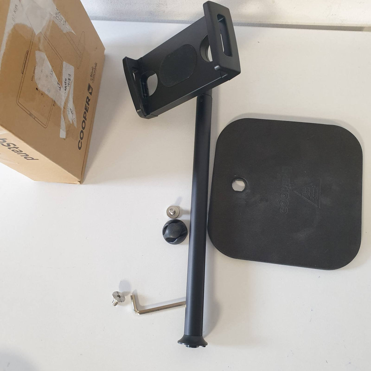 309030 - COOPER Mbështetëse Tavoline për iPad TabStand 51 cm, Mbështetëse Monitori Portative deri në 17", Ngarkesë 2 kg, E pajtueshme me Apple iPad, Samsung, Kindle, Fire (E zezë)