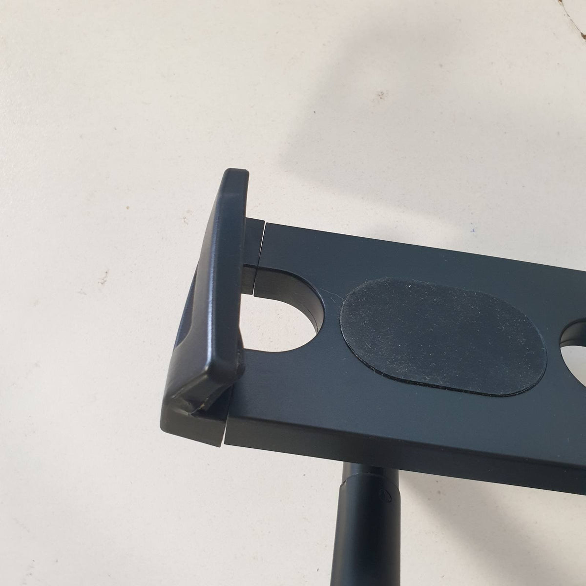 309030 - COOPER Mbështetëse Tavoline për iPad TabStand 51 cm, Mbështetëse Monitori Portative deri në 17", Ngarkesë 2 kg, E pajtueshme me Apple iPad, Samsung, Kindle, Fire (E zezë)