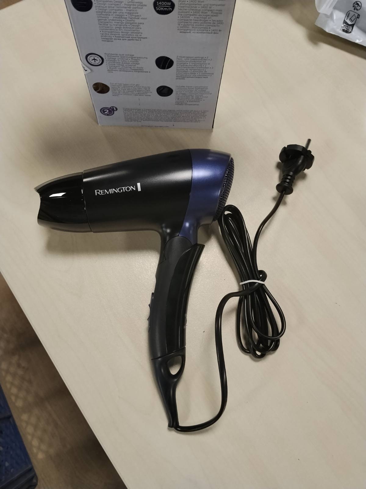 308023 - REMINGTON Tharëse flokësh për udhëtim, kompakte, 1400W, 2 nivele ngrohjeje dhe rrjedhjeje ajri, e zezë, On The Go D2400