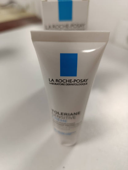 311768 - LA ROCHE-POSAY TOLERIANE SENSITIVE, Krem Hidratues për Fytyrën, 40 ml, I përshtatshëm për Lëkurë të Ndjeshme, Veprim Qetësues, Deri në 48 Orë Hidratim, Formulë me Glicerinë, Vitaminë B3, Ceramide, Ujë Termal Burimi