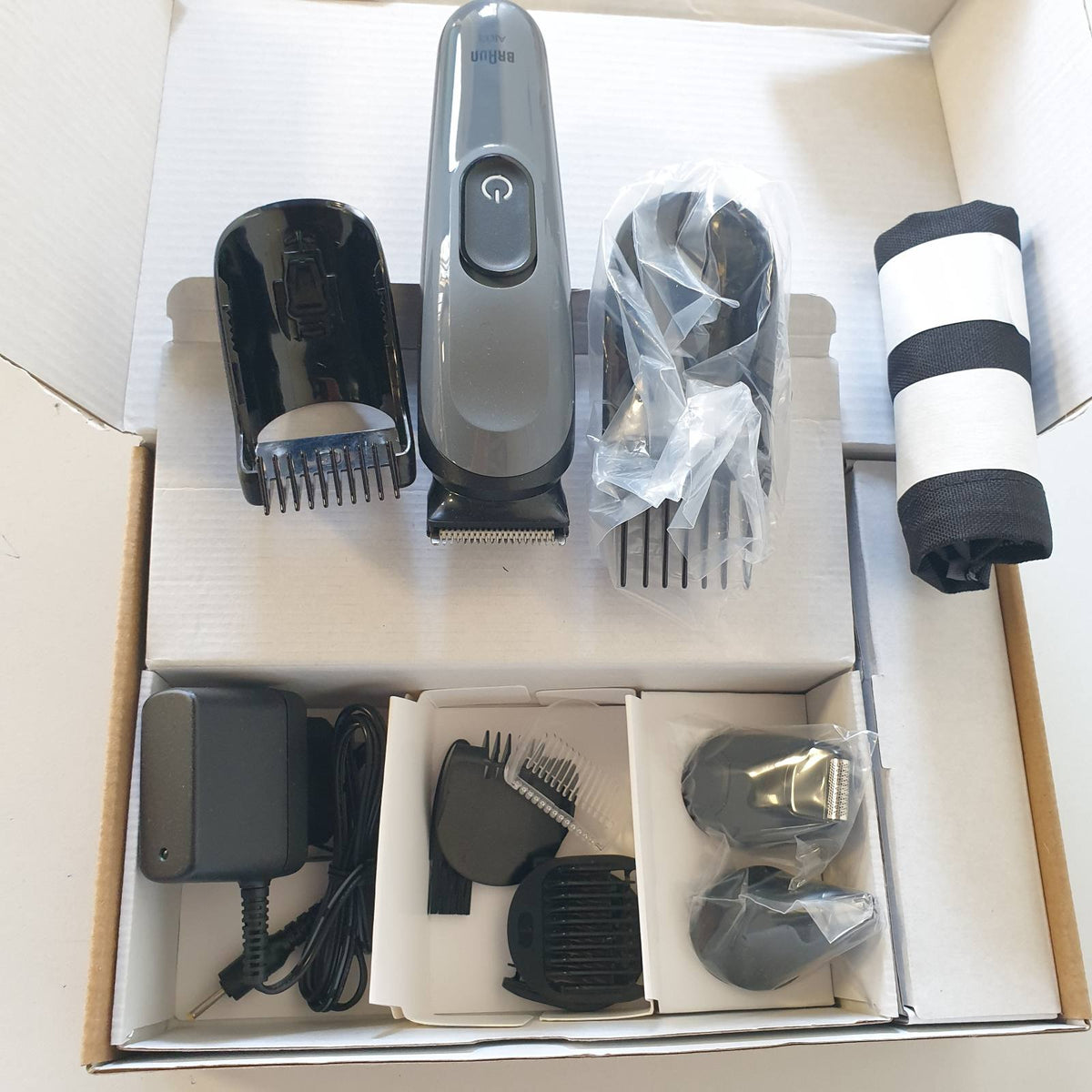 335997 - BRAUN Series 3 Makinë rroje elektrike, prerëse mjekre dhe flokësh, AIO3565, gri