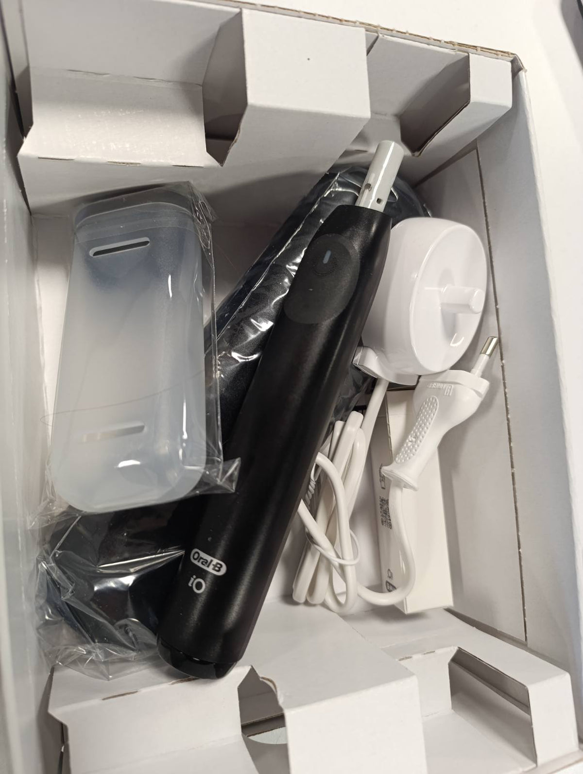 335834 - ORAL-B Furçë dhëmbësh elektrike e rikarikueshme iO 2, 1 furçë dhëmbësh elektrike, 1 kokë zëvendësuese, çantë udhëtimi, mbajtëse koke + 1 pastë dhëmbësh Oral-B Pro, ngjyra e zezë