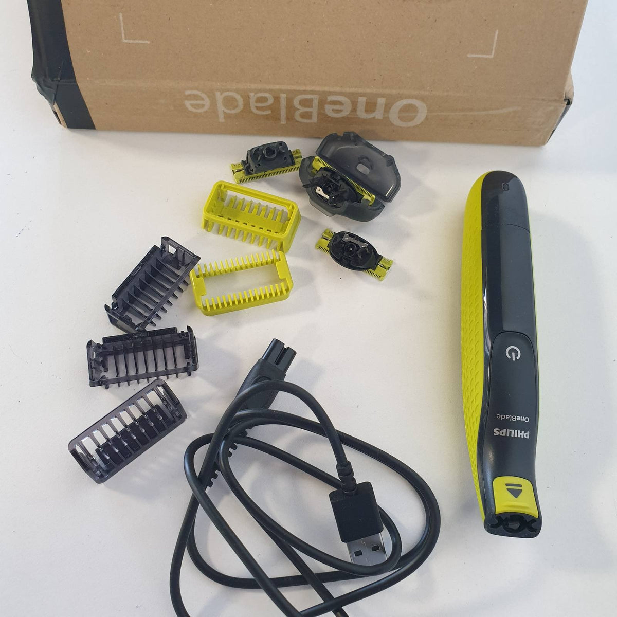 335970 - PHILIPS Prerës elektrik autentik për mjekër OneBlade 360, për fytyrën dhe trupin, makinë rroje dhe furçë, 3 tehe 360, 3 krehër mjekre (1, 3, 5 mm), 1 komplet trupi, QP2824/31