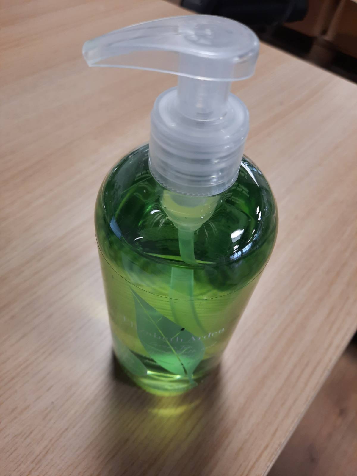 312153 - ELIZABETH ARDEN Çaj jeshil, Xhel energjik për banjë dhe dush, 500 ml, me aromë çaji jeshil, freskues, pastrues i butë për lëkurën, pa sapun