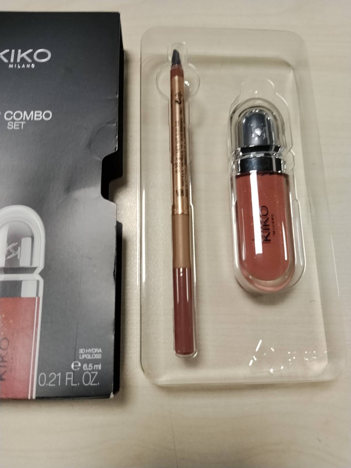 311769 - KIKO MILANO Buzët Kombinim Set 03, Set Buzësh: Shkëlqyes Buzësh Hidratues dhe Laps Buzësh i Përshtatshëm