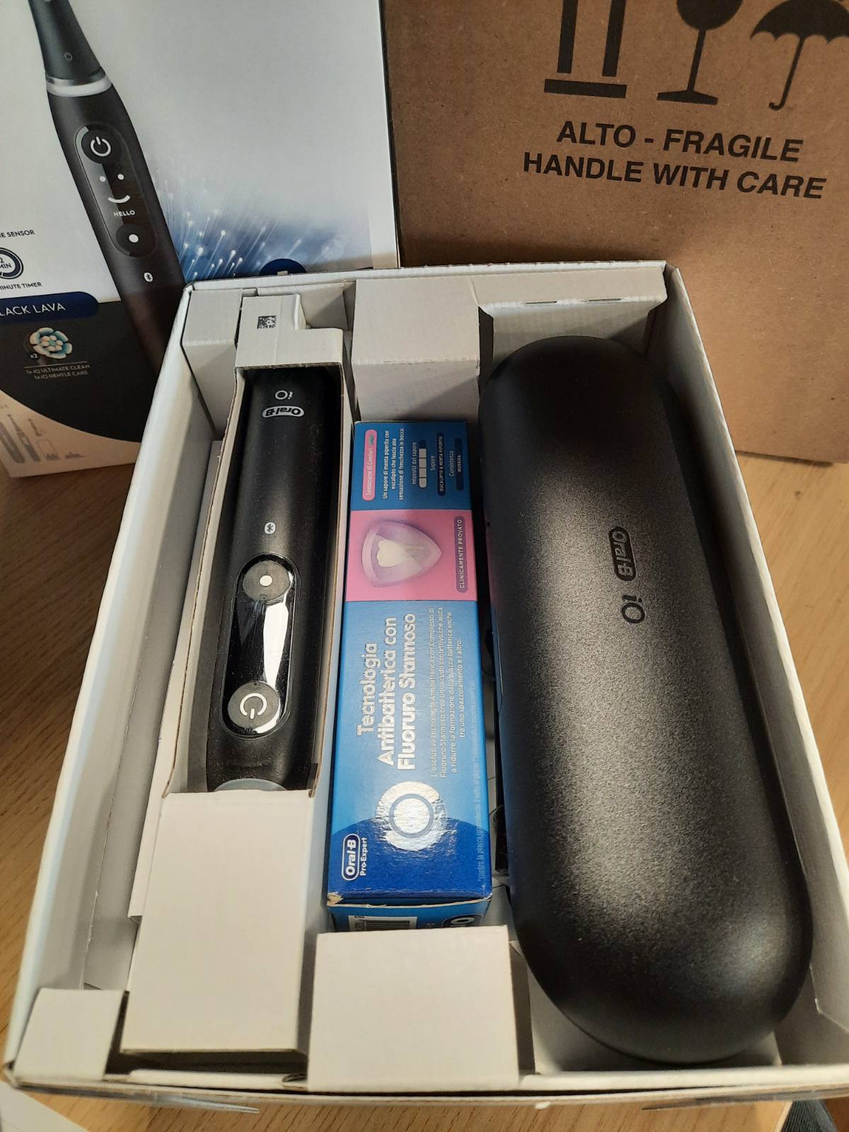335755 - ORAL-B iO 6 Furçë dhëmbësh elektrike, 2 koka furçe, kuti, pastë dhëmbësh, e zezë