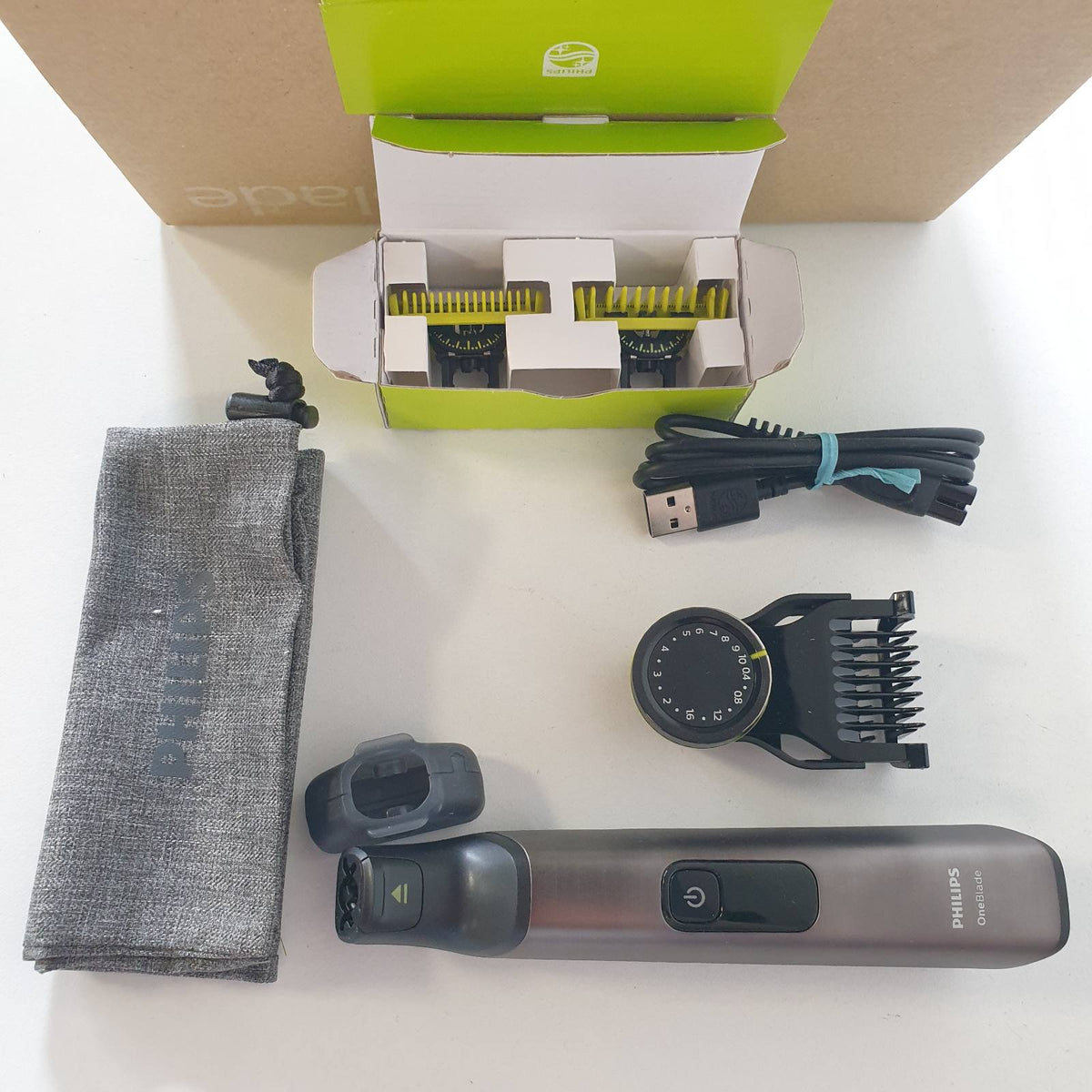 311054 - PHILIPS Makinë prerëse elektrike OneBlade Pro 360, makinë rroje dhe prerëse mjekre, 2 tehe 360, 1 krehër 20, 1 komplet trupi, 1 kuti e butë, QP6552/30