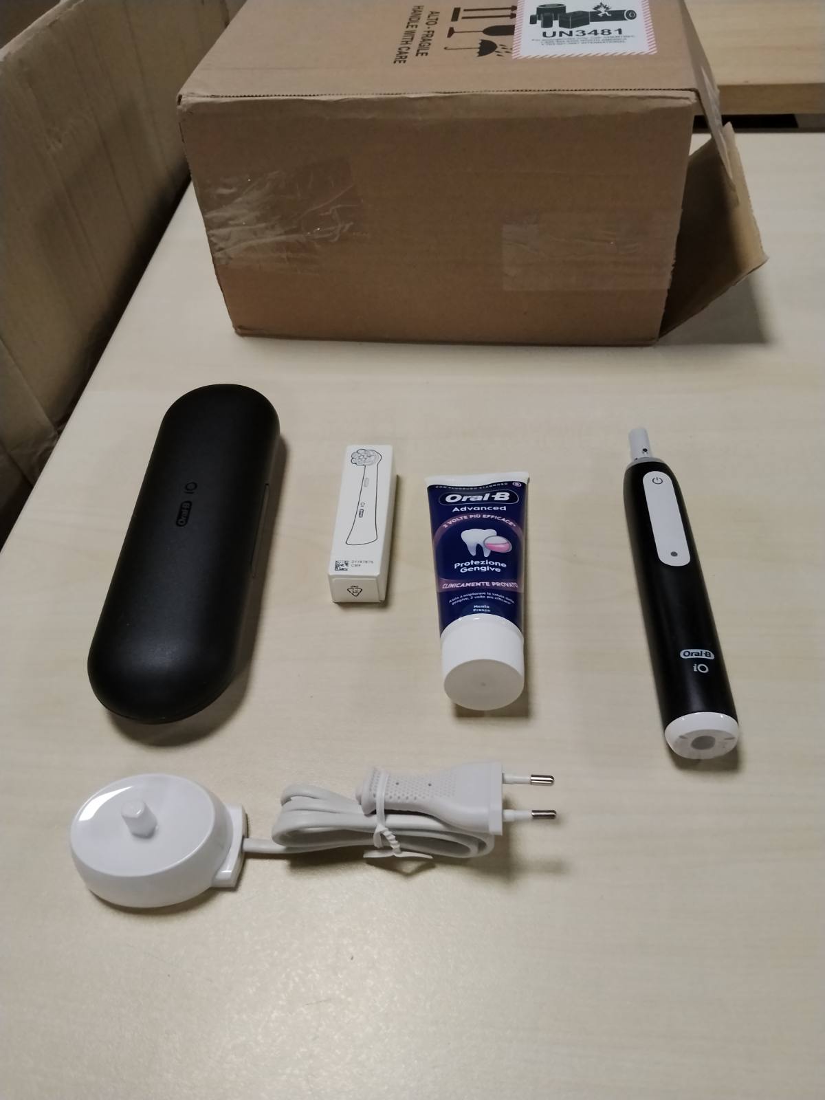 311006 - ORAL-B iO 6 Furçë dhëmbësh elektrike, 2 koka furçe, kuti, pastë dhëmbësh, e zezë