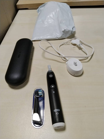 335756 - ORAL-B iO 6 Furçë dhëmbësh elektrike, 2 koka furçe, kuti, pastë dhëmbësh, e zezë