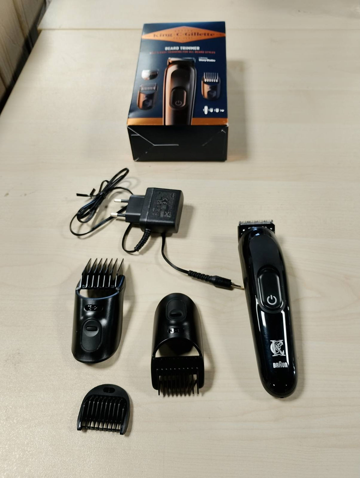 336205 - KING C. GILLETTE Kit prerës mjekre për meshkuj, 1 kokë, 3 krehëra prerës, 1 furçë, 1 karikues, brisk elektrik për mjekër