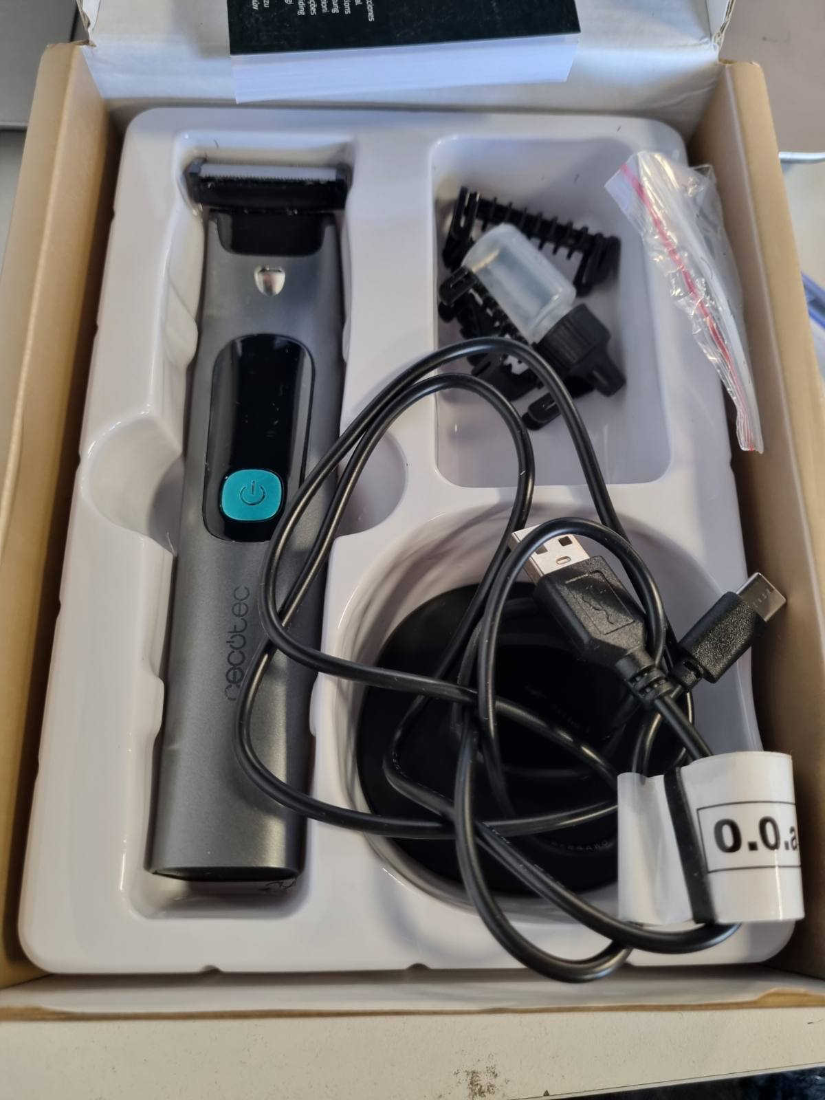 336355 - CECOTEC Makinë prerëse flokësh dhe rroje fytyre PrecisionCare OneShave, Tehe çeliku inox, 3 krehëra (1/3/5 mm), bazë ruajtëse, jetëgjatësi baterie 1.5 orë, rezistencë IPX7, ekran inteligjent.