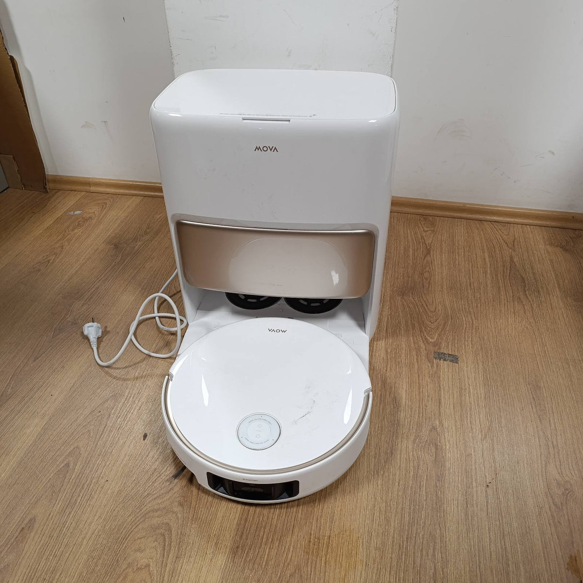 288023 - MOVA V50 Ultra, Fshesë Robotike, Fuqi Thithjeje 24,000 Pa, Largim Pengesash 6 cm, Navigim i Ngreshëm + RGB AI + LED, Larje me Ujë të Nxehtë 80°C, Vetë-Tharje 63°C, Sistem DuoSolution, Furçë Tricut