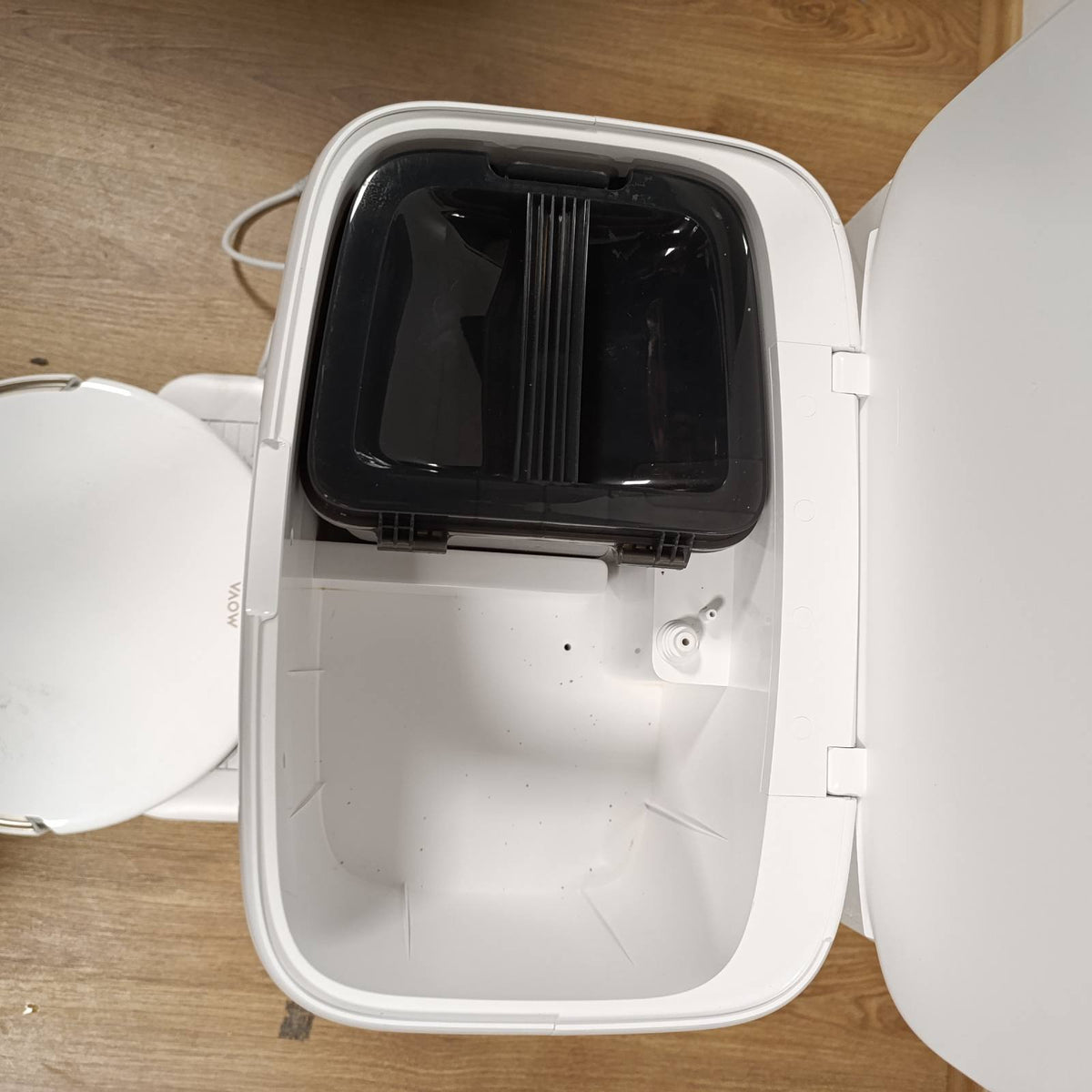 288023 - MOVA V50 Ultra, Fshesë Robotike, Fuqi Thithjeje 24,000 Pa, Largim Pengesash 6 cm, Navigim i Ngreshëm + RGB AI + LED, Larje me Ujë të Nxehtë 80°C, Vetë-Tharje 63°C, Sistem DuoSolution, Furçë Tricut