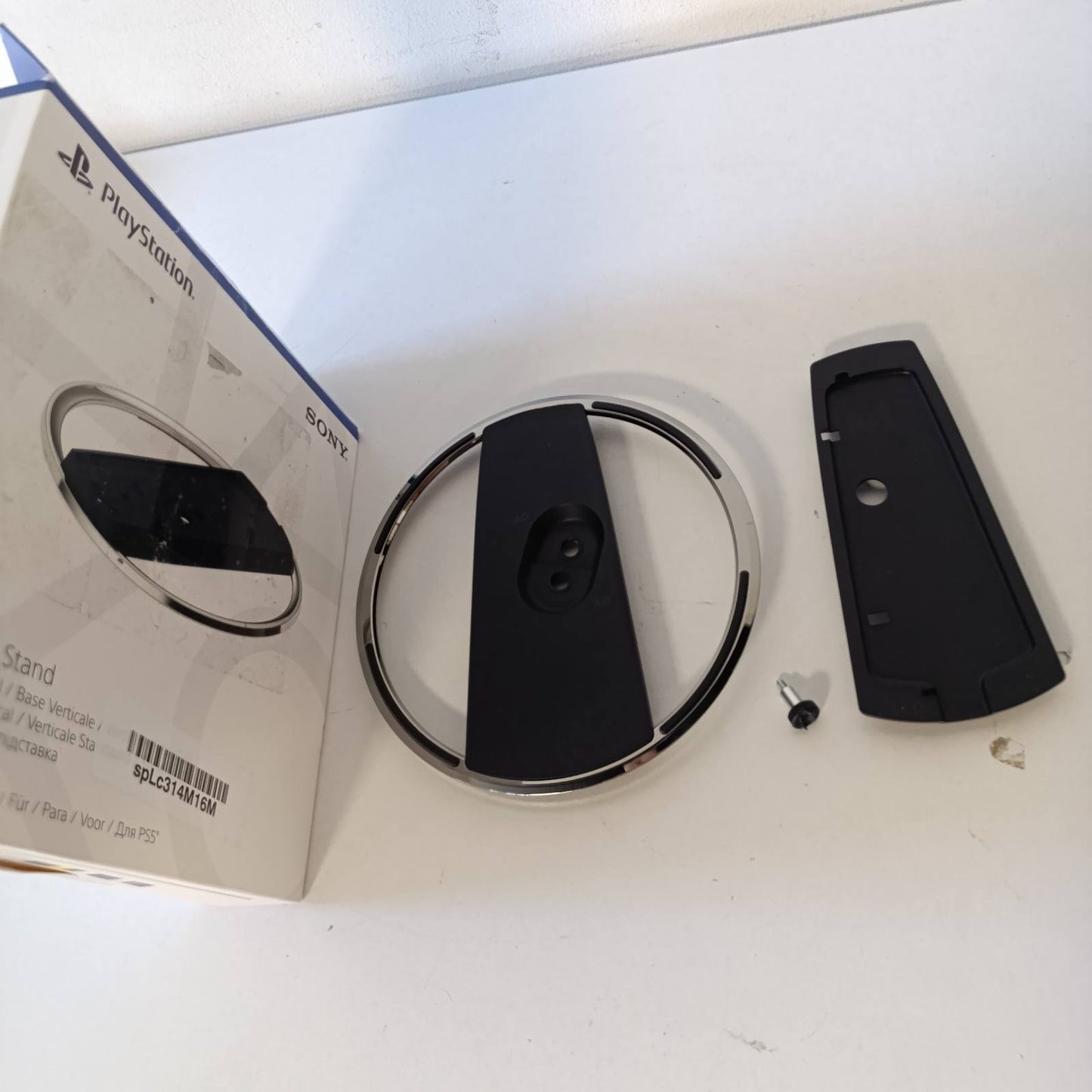 276630 - SONY Mbështetëse Vertikale Zyrtare PlayStation për Konsola Standard dhe Dixhitale 5", Montim i Sigurt me Vida, Dizajn Premium me Përfundim Kromi, Ngjyra: e Zezë