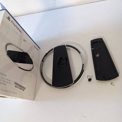 276630 - SONY Mbështetëse Vertikale Zyrtare PlayStation për Konsola Standard dhe Dixhitale 5", Montim i Sigurt me Vida, Dizajn Premium me Përfundim Kromi, Ngjyra: e Zezë