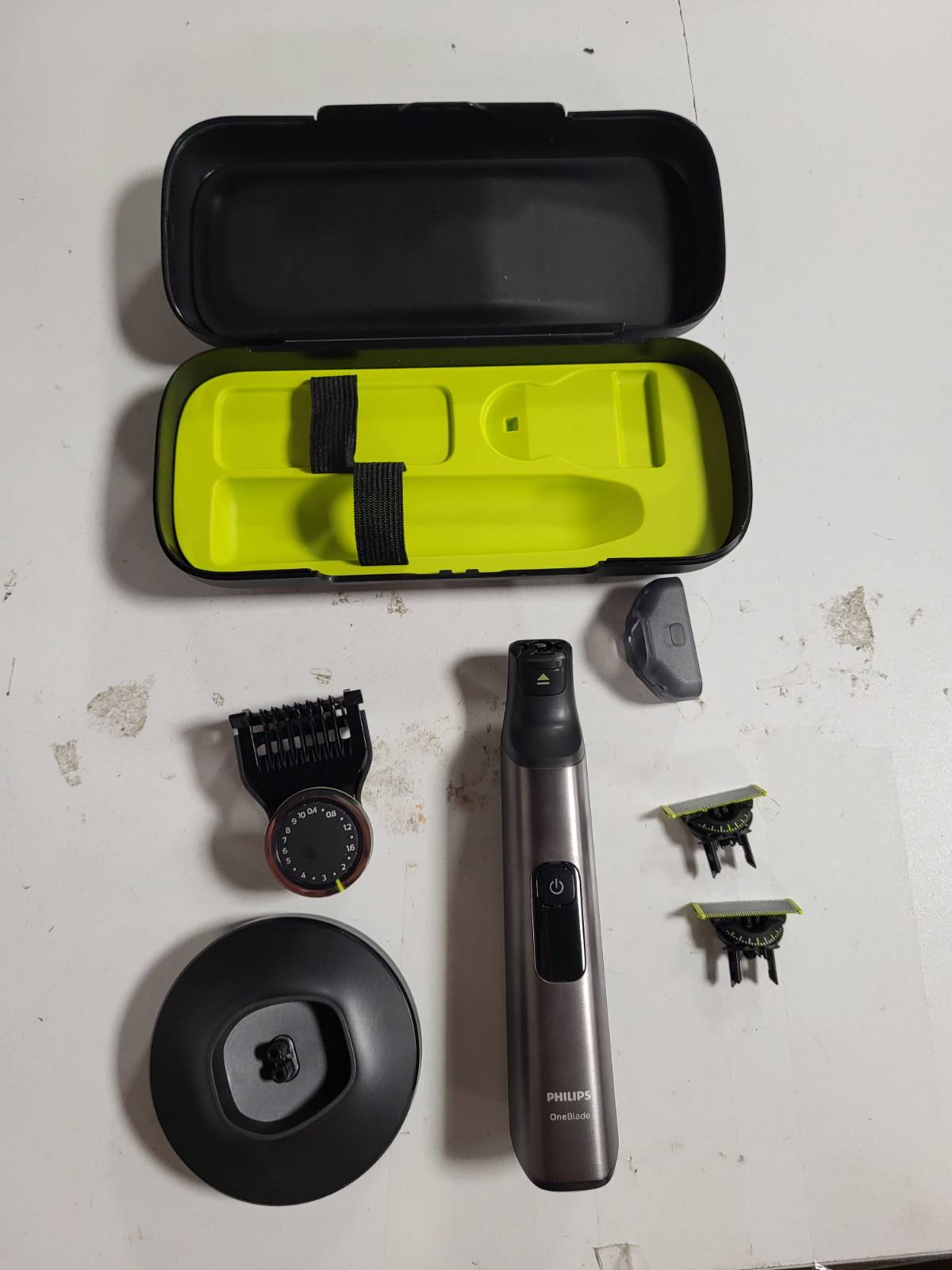 271063 - PHILIPS Makinë rroje dhe pastruese elektrike OneBlade Pro 360, 3 tehe 360°, krehër 20° i gjatë, set trupi, bazë karikimi, QP6652/35