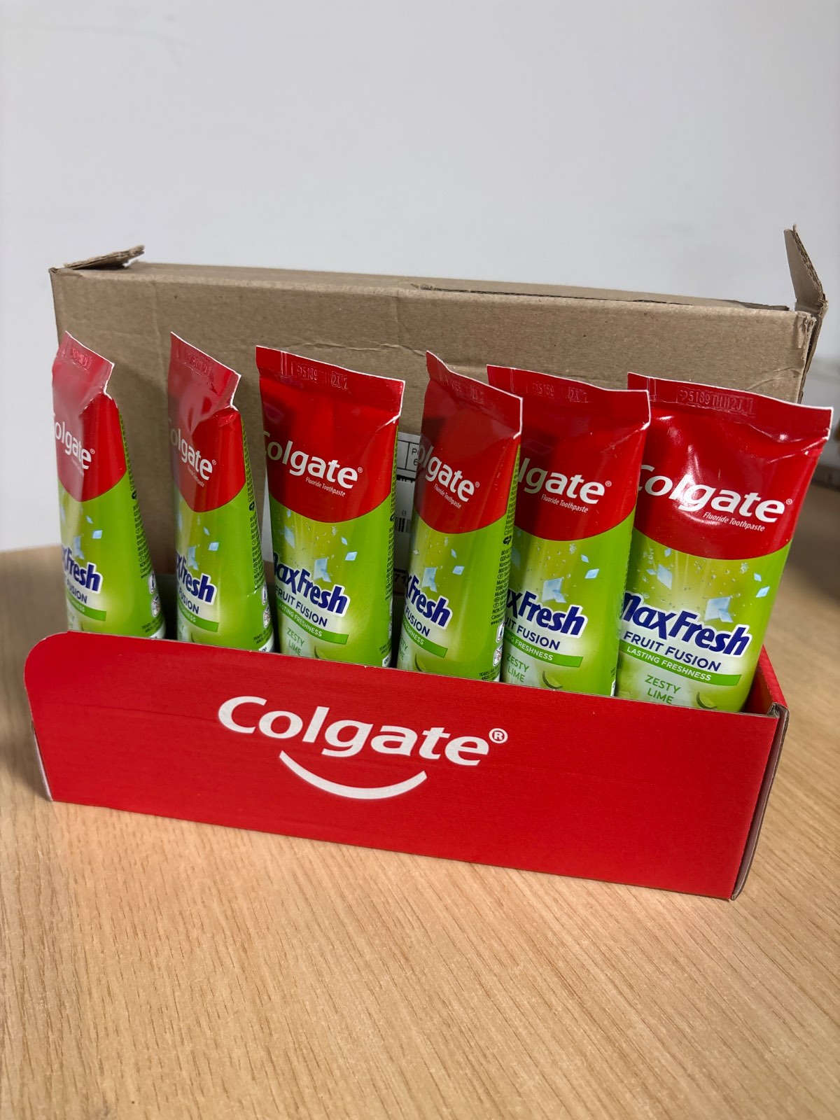 334537 - COLGATE – Max Fresh Fruit Fusion – Pastë dhëmbësh me freski të frymëmarrjes 10 herë më të qëndrueshme dhe me shije lime të thartë – Paketë me 6 × 75 ml