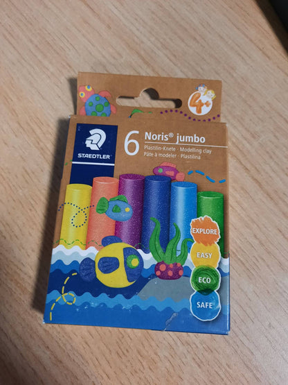 301874 - Noris Jumbo Glitter – Plastelinë modeluese me shkëlqim, 125 mm, 6 ngjyra të ndryshme, në kuti kartoni.