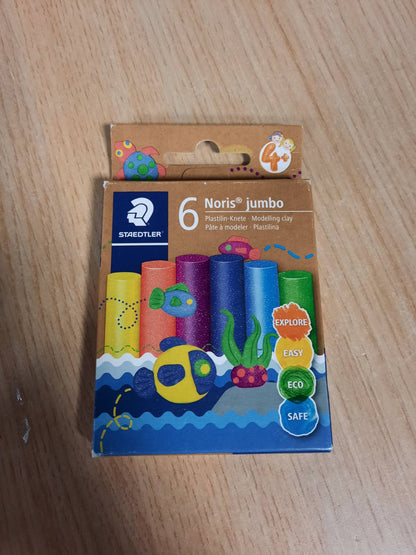 302996 - Noris Jumbo Glitter – Plastelinë modeluese me shkëlqim, 125 mm, 6 ngjyra të ndryshme, në kuti kartoni.