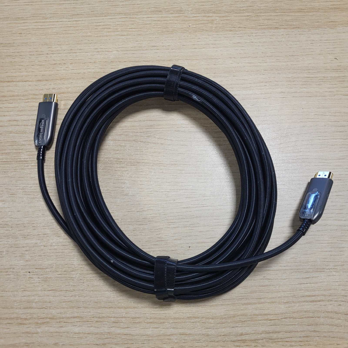 297866 - Kabllo HDMI me fibër optike me shpejtësi të lartë dhe veshje të thurur Amazon Basics, 10 m, e zezë