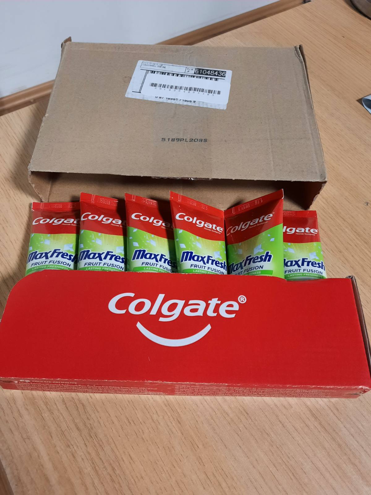 298520 - COLGATE – Pastë dhëmbësh Max Fresh Fruit Fusion, freski e frymës deri në 10 herë më të qëndrueshme, me shije lime acid, paketim 6 × 75 ml.