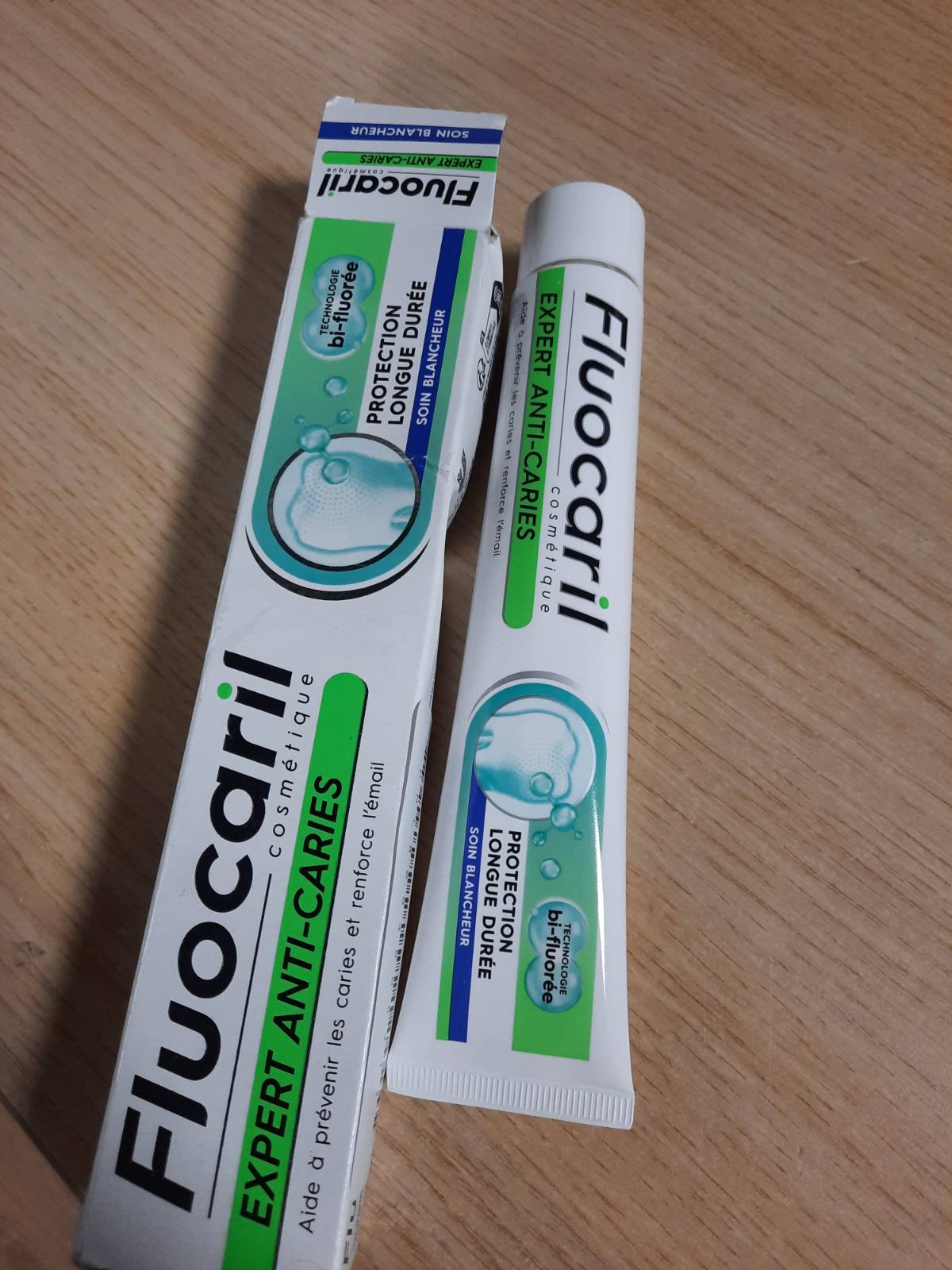 298684 - FLUOCARIL Pastë dhëmbësh Expert kundër kariesit 145 mg, për kujdes zbardhues, 75 ml.