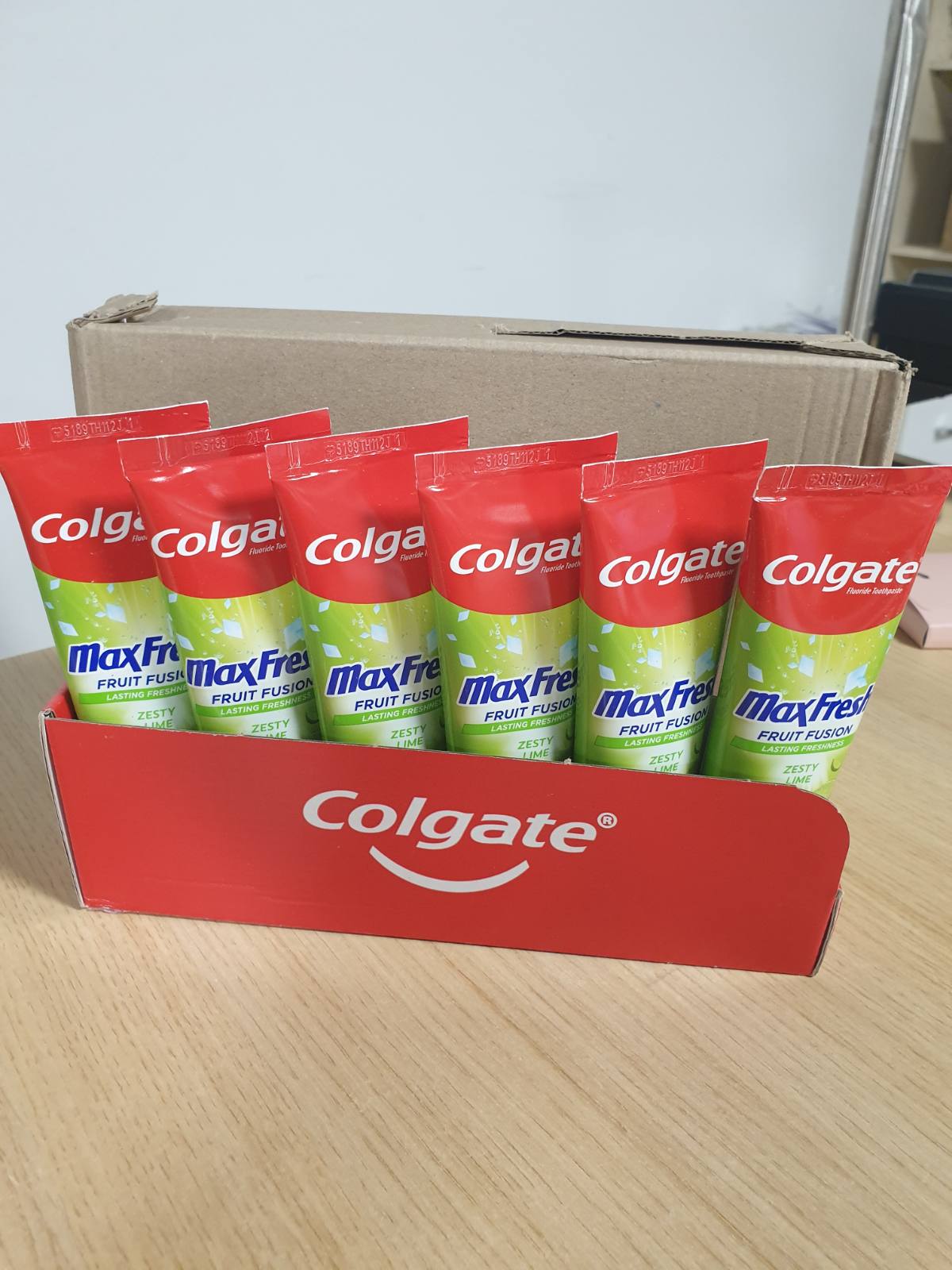 295722 - COLGATE – Max Fresh Fruit Fusion – Pastë dhëmbësh me freski që zgjat 10 herë më shumë dhe shije lime acidike – Paketim me 6 × 75 ml.