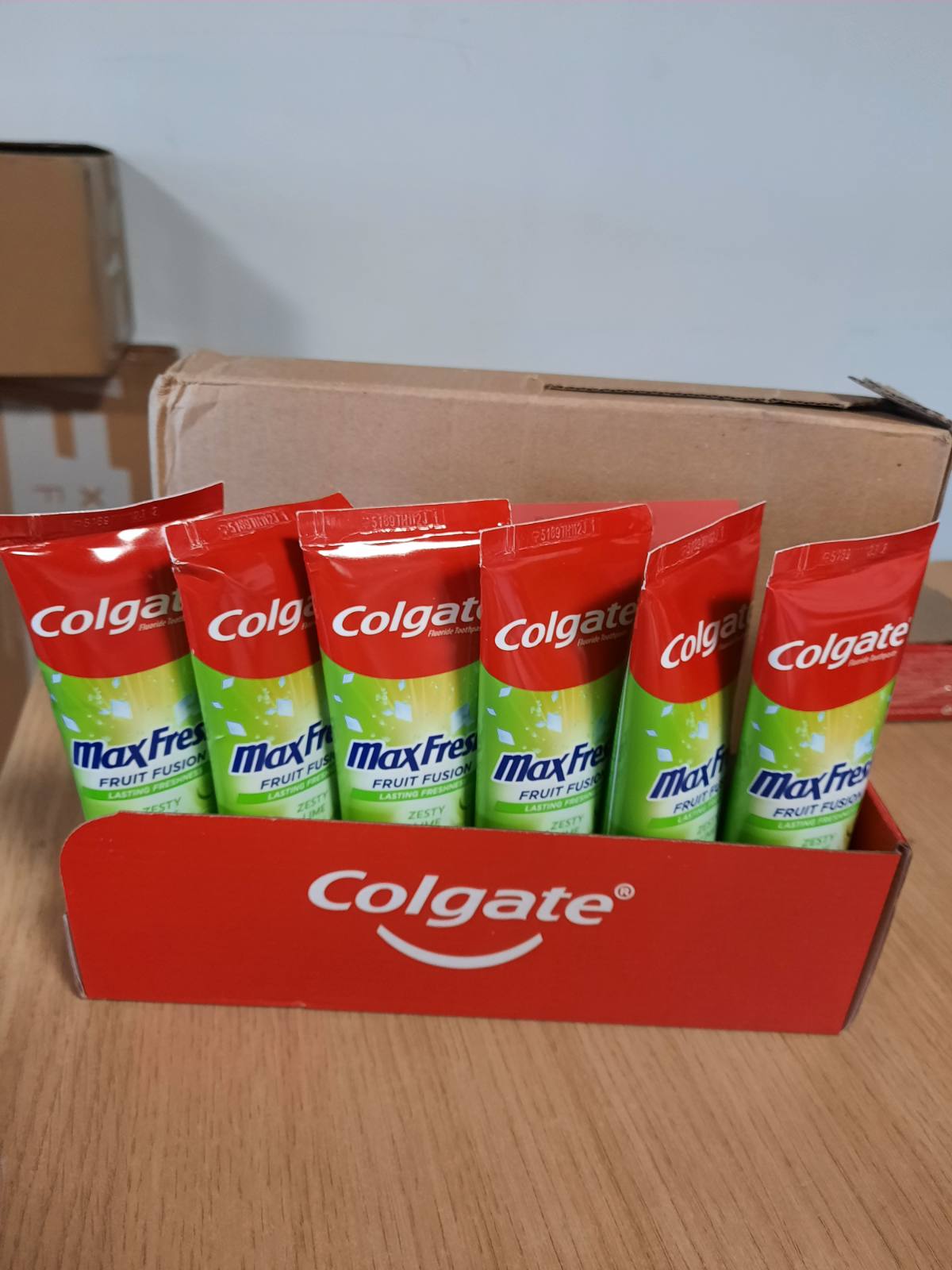 295877 - COLGATE – Max Fresh Fruit Fusion – Pastë dhëmbësh me shije frutash, me freski të gojës që zgjat 10 herë më shumë dhe shije lime – Paketim me 6 copë × 75 ml.