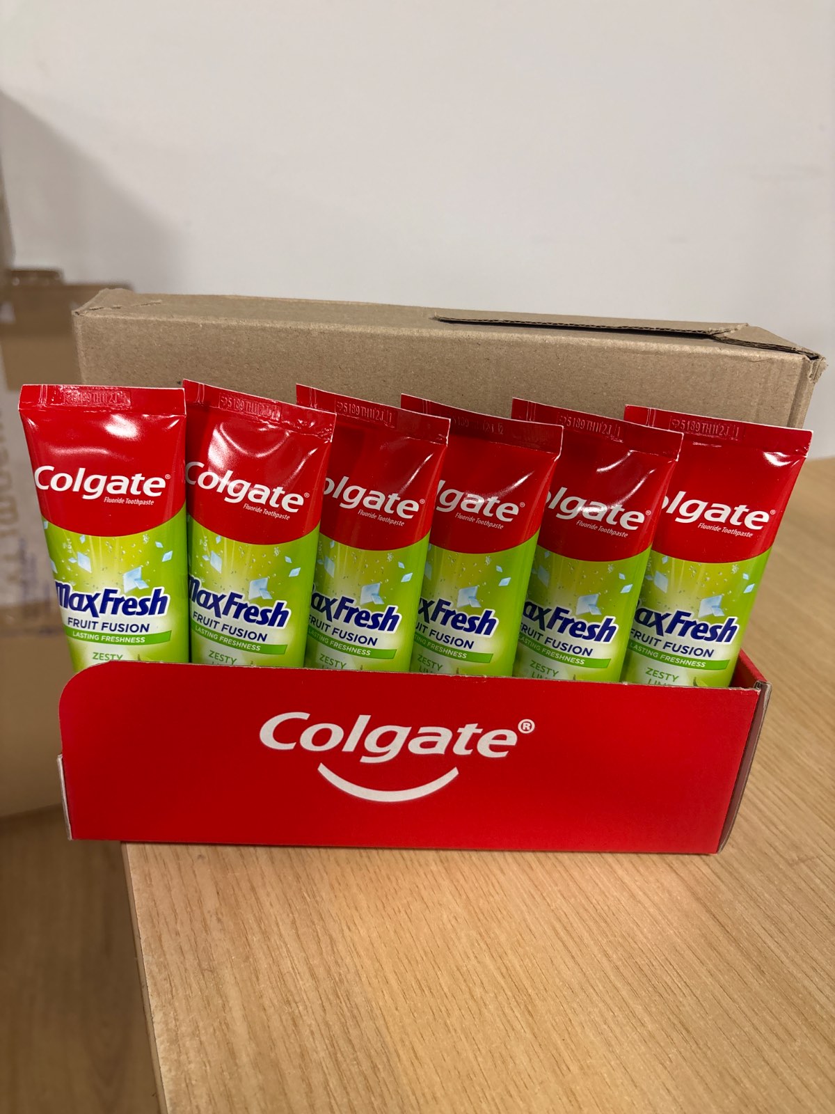 295001 - COLGATE – Max Fresh Fruit Fusion Pastë dhëmbësh – Frymë e freskët 10 herë më e qëndrueshme, me shije lime të thartë – Paketë me 6 × 75 ml.